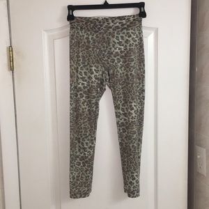 Romeo & Juliet Couture Cheetah Capri Leggings